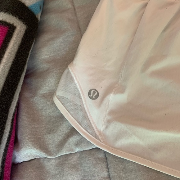 white lululemon hottie hot shorts 2.5” - Picture 4 of 5